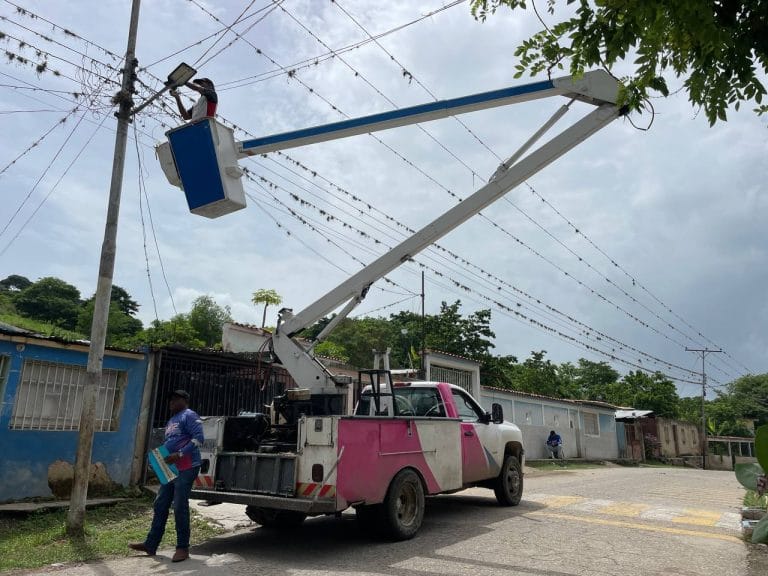 Instalación de luminarias LED en Isla La Culebra (3)