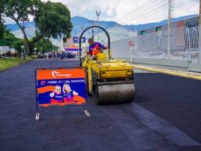 Alcaldesa Elizabeth Niño supervisó asfaltado en vía de servicio hacia El Manantial (3)