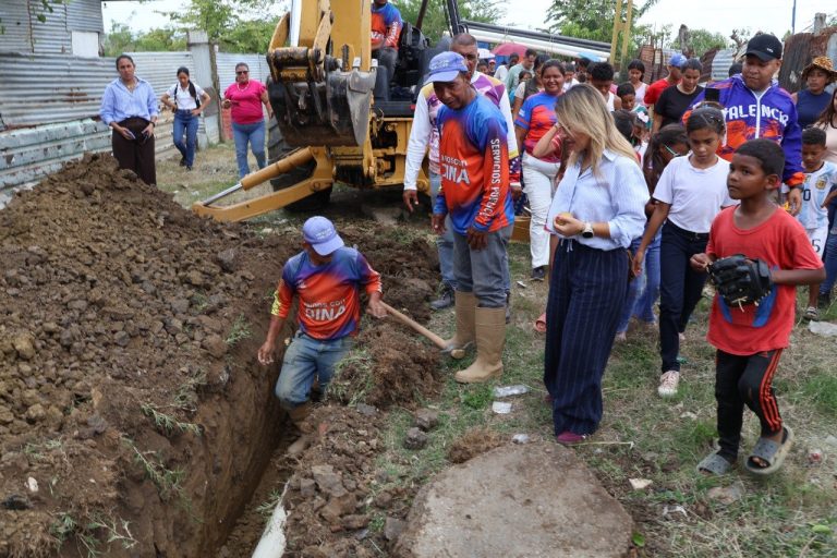 Alcaldesa Dina Castillo supervisó instalación de red de aguas servidas en Los Magallanes
